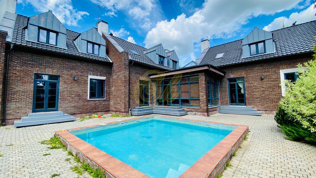 Почему стоит снять коттедж с бассейном на сутки