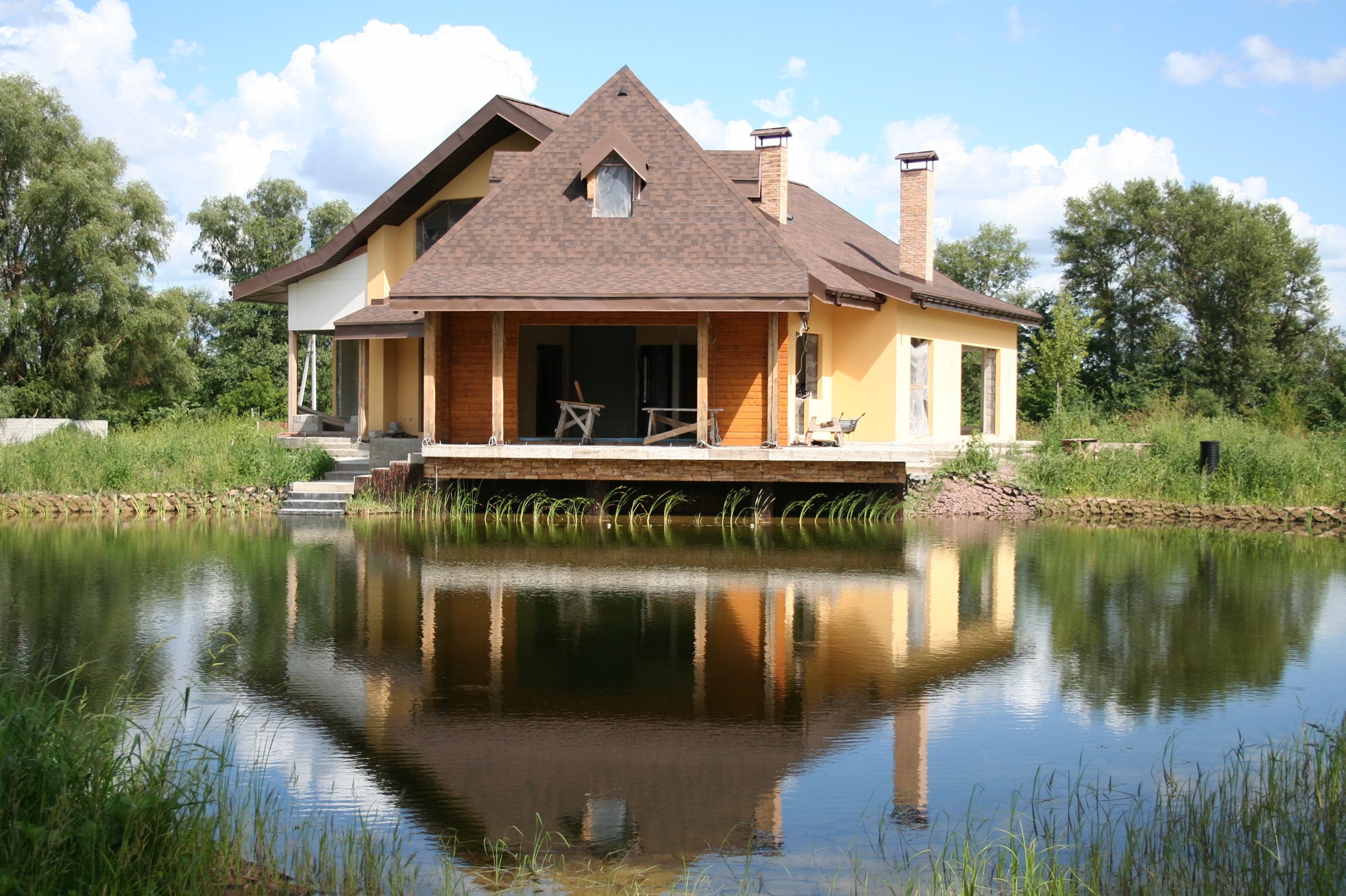 Коттеджные дома у озера – гарантия отличного времяпрепровождения!