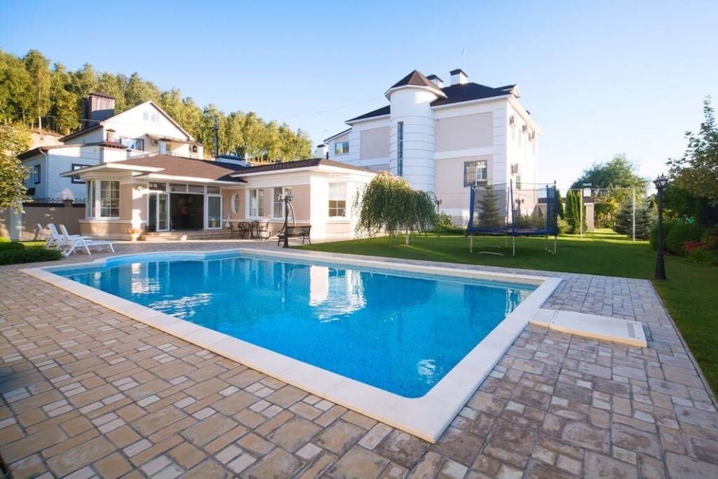 Снять коттедж с бассейном